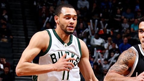 Shane Larkin avanza ante la defensa de Tyler Ennis.