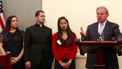 Rodeado de activistas a favor de los alivios migratorios, el senador demócrata por Nueva Jersey, Bob Menéndez, acusa a los republicanos del Congreso de querer "engañar" al Tribunal Supremo.