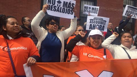 Residentes de East New York se manifiestan en Brooklyn para exigir que no los dejen por fuera del plan de viviendas asequibles.