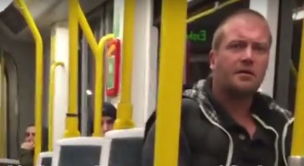 “¿A quién le importa si están hablando un idioma extranjero?”, dice uno de los pasajeros.