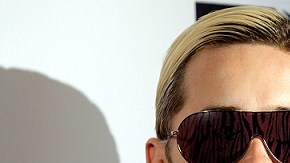 La agrupación 30 Seconds to Mars, liderada por Jared Leto, interpuso una demanda en contra de Burger King por utilizar sin autorización el tema "The Kill" para un comercial en 2007.