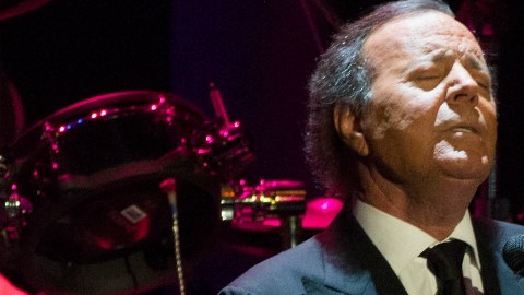 El cantante español es el que más discos ha vendido en este idioma, 300 millones ni más ni menos.