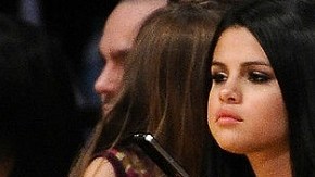 Selena Gómez y Justin Bieber en un partido de baloncesto cuando eran novios en 2012.