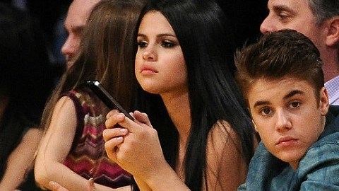 Selena Gómez y Justin Bieber en un partido de baloncesto cuando eran novios en 2012.