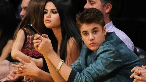 Selena Gómez y Justin Bieber en un partido de baloncesto cuando eran novios en 2012.