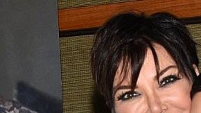 Kris Jenner abraza efusivamente a su hija Kim Kardashian en un evento público el año pasado.