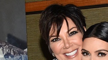 Kris Jenner abraza efusivamente a su hija Kim Kardashian en un evento público el año pasado.