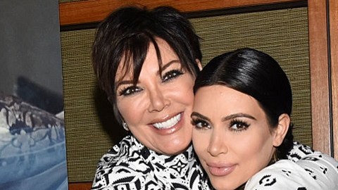 Kris Jenner abraza efusivamente a su hija Kim Kardashian en un evento público el año pasado.