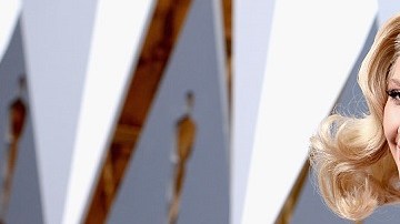 Lady Gaga desfilando muy contenta por la alfombra roja de los Premios Oscar en febrero pasado.