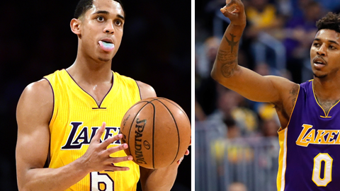 Jordan Clarkson (izq) y Nick Young, jugadores de los Lakers de Los Ángeles.