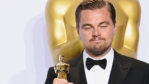 Leonardo DiCaprio sosteniendo finalmente el premio que no pudo ganar en cinco ocasiones anteriores.