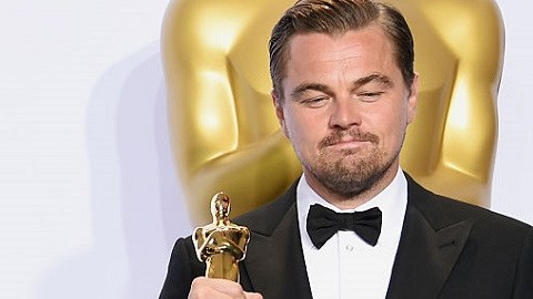 Leonardo DiCaprio sosteniendo finalmente el premio que no pudo ganar en cinco ocasiones anteriores.