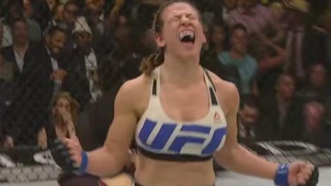 Eufórica lucía Miesha Tate tras dejar casi inconsciente a Holly Holm enla pelea estelar femenina de UFC 196.