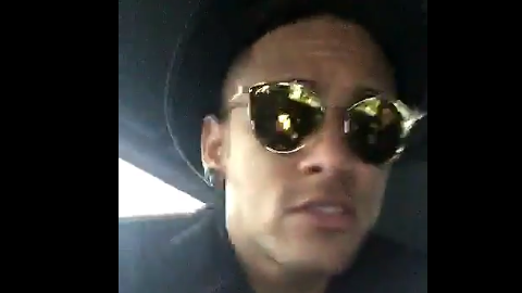 El jugador del Barcelona se divierte burlándose de aquellos que quieren tomarle fotos a escondidas.