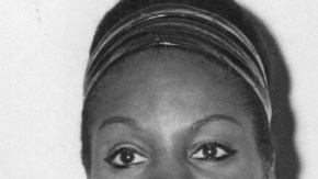 Muchos critican la elección de Zoe para interpretar a Simone, quien tenía la piel mucho más oscura que la actriz de ascendencia dominicana.