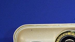 El Presidente Obama saluda junto a su esposa Michelle, antes de abordar su vuelo de regreso a EEUU.