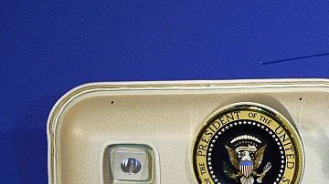 El Presidente Obama saluda junto a su esposa Michelle, antes de abordar su vuelo de regreso a EEUU.