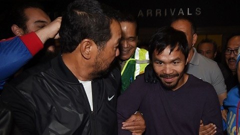Pacquiao a su llegada al aeropuerto de Los Ángeles donde realizará la recta final de su entrenamiento.