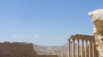 Los restos del arco del triunfo, un monumento de casi 2.000 años, destruido por el grupo yihadista en octubre del año pasado.