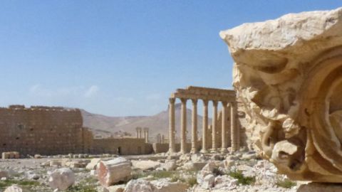 Los restos del arco del triunfo, un monumento de casi 2.000 años, destruido por el grupo yihadista en octubre del año pasado.