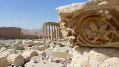 Los restos del arco del triunfo, un monumento de casi 2.000 años, destruido por el grupo yihadista en octubre del año pasado.