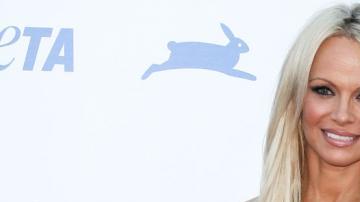 A sus 48 años, Pamela sigue manteniendo una figura impresionante.