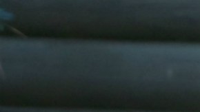 Sus amigas le ayudaron a cubrirse la cara mientras la joven gritaba de rabia frente a los paparazzi.