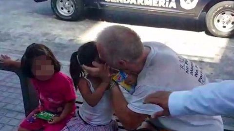 Canadiense es denunciado por besar a niñas en Acapulco.