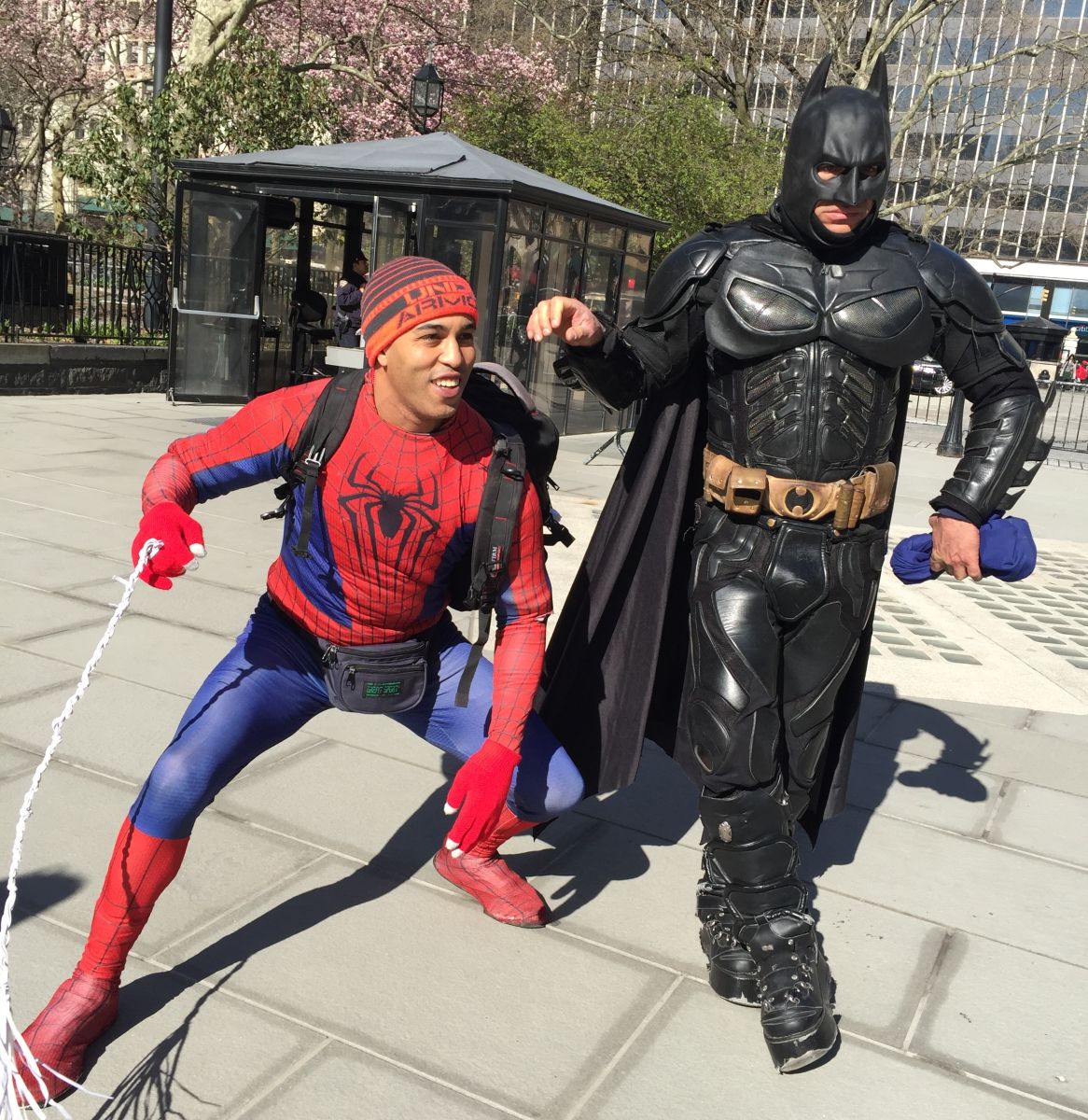 Batman y Spiderman realizaron una demostración en las afueras del Concejo. 