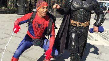 Batman y Spiderman realizaron una demostración en las afueras del Concejo.