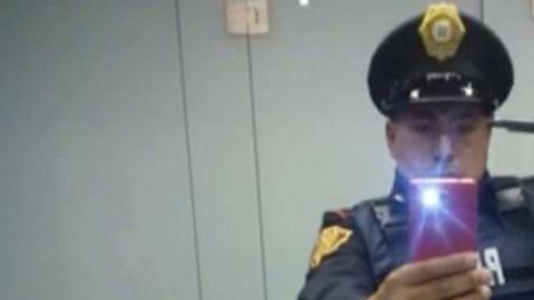 Héctor Mauro Ramos, fue suspendido de sus funciones, luego de tomarse una fotografía apuntándose con su arma en la cabeza.