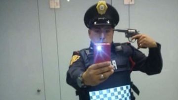 Héctor Mauro Ramos, fue suspendido de sus funciones, luego de tomarse una fotografía apuntándose con su arma en la cabeza.