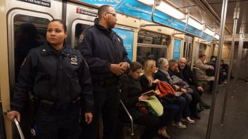 Más policías recorrerán los vagones del metro como parte del plan de seguridad para frenar los delitos.