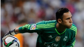 Keylor Navas y Claudio Bravo, dos monstruos del arco frente a frente en El Clásico.