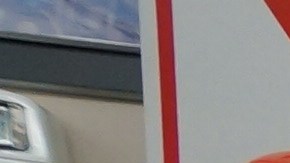 Thomas Neve, director ejecutivo y fundador de Reaching-Out Community Services (Brooklyn) entrega información a usuarios del food pantry sobre el programa gratuito de asesoría de impuestos.