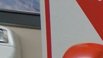 Thomas Neve, director ejecutivo y fundador de Reaching-Out Community Services (Brooklyn) entrega información a usuarios del food pantry sobre el programa gratuito de asesoría de impuestos.