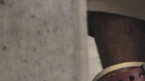 Un prisionero con sus tobillos encadenados.