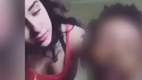 El muchacho parece no tener control sobre la situación.