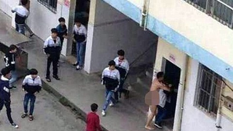 El hombre se desnudó en pleno salón.