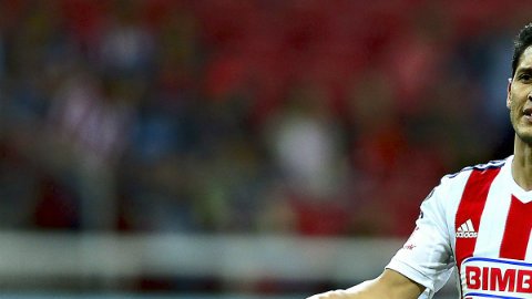 El representante del futbolista aseguró que su salida de Chivas se debió a la mala relación con Omar Bravo.
