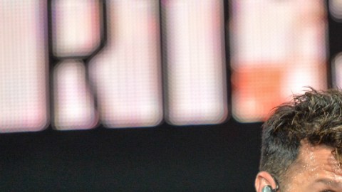 Gracias a unas imágenes que ambos han publicado desde los mismos lugares, los fans del cantante han identificado rápidamente al misterioso acompañante de Ricky.