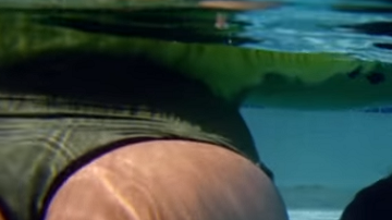 En una escena de "Bi@#$ Better Have my Money", Rihanna mata a una mujer y la esconde en la alberca.