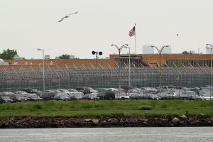 VIDEO: Recluso intenta escapar de prisión de Rikers, pero fue detenido en la azotea
