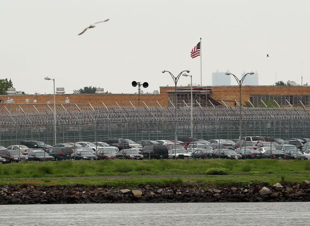 Otro muerto en Rikers Island: van 12 este año; congresistas piden liberación total de presos ante "crisis humanitaria" en mayor cárcel de Nueva York