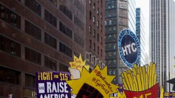 La lucha por el aumento al salario mínimo en NY empezó en 2012.