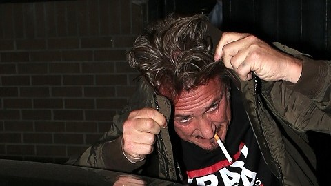 Así fue cómo salió de un restaurante Sean Penn en Santa Mónica, California.