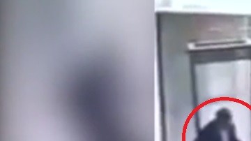 En el video se ve como el secuestador, identificado como Mustafa, pasa sin ningún tipo de problemas por los controles de seguridad.