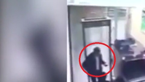 En el video se ve como el secuestador, identificado como Mustafa, pasa sin ningún tipo de problemas por los controles de seguridad.