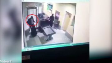 En el video se ve como el secuestador, identificado como Mustafa, pasa sin ningún tipo de problemas por los controles de seguridad.