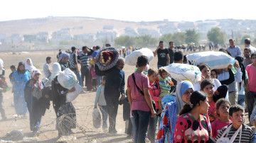 Refugiados sirios huyen hacia Turquía para escapar del autodenominado Estado Islámico.